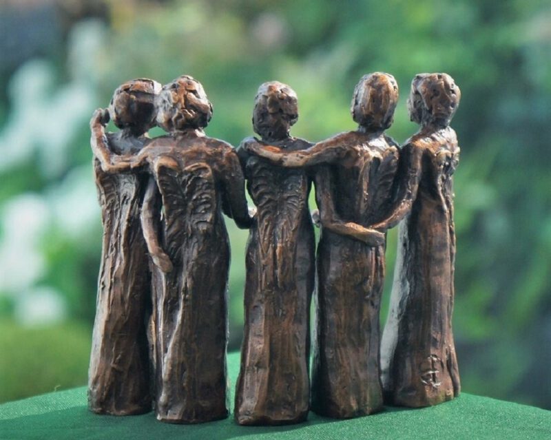 bronzen beeld zussen Diane Timmer