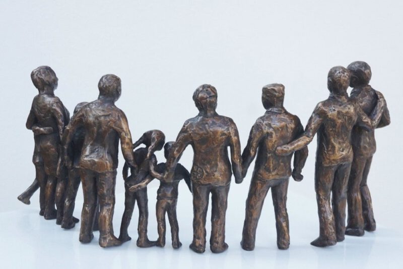 familie beeld met grootouders in brons