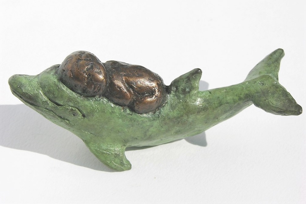 bronzen beeld dolfijn baby