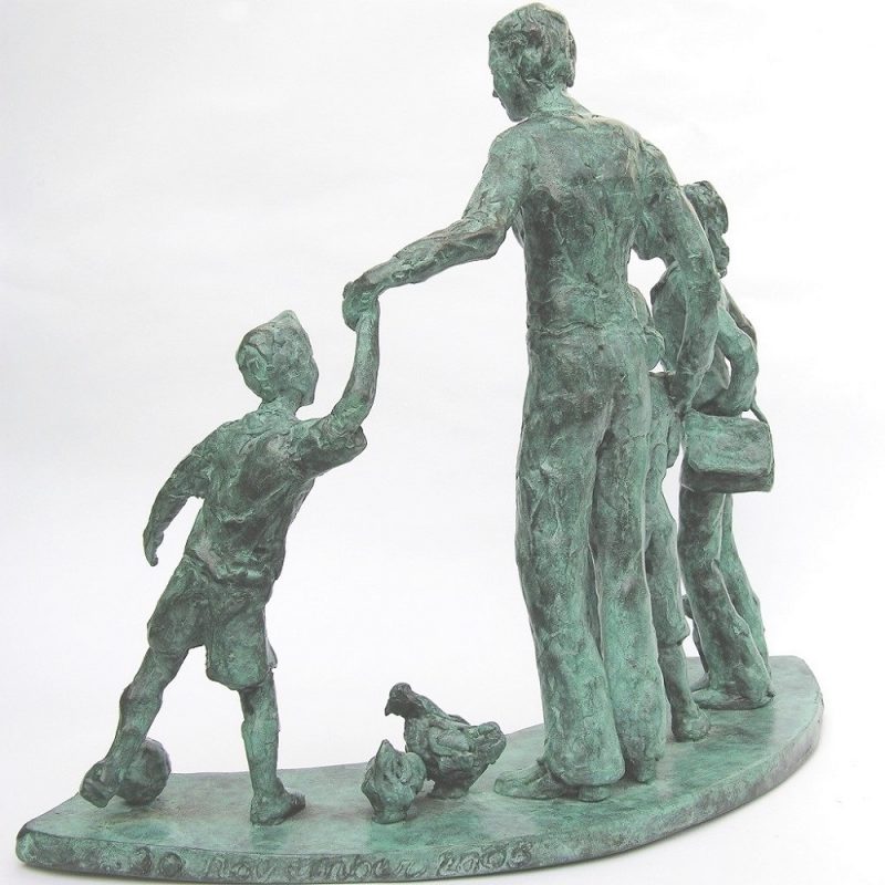 bronzen beeld moeder en kinderen