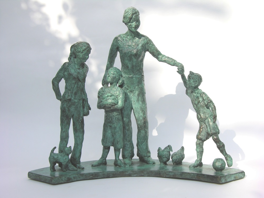 bronzen beeld moeder en kinderen