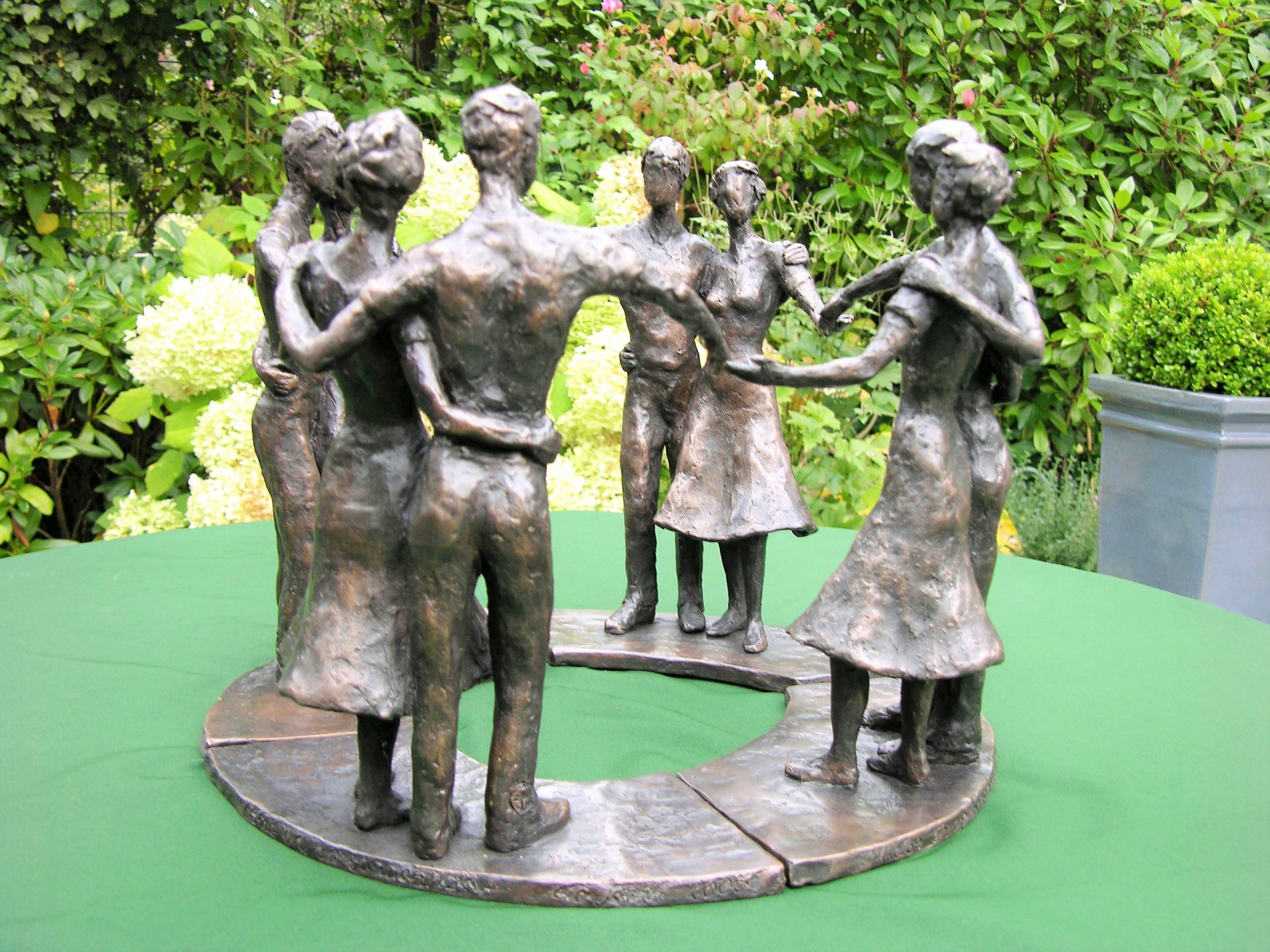 bronzen beeld liefde en verbondenheid familie