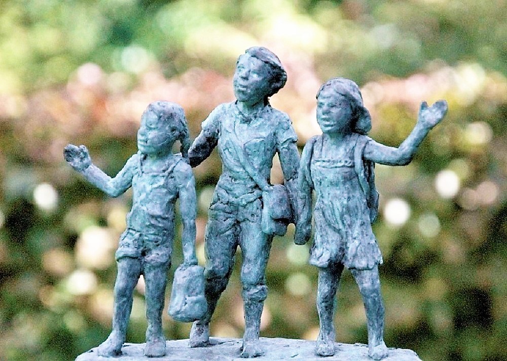 3 zusjes op weg naar school in brons Diane Timmer