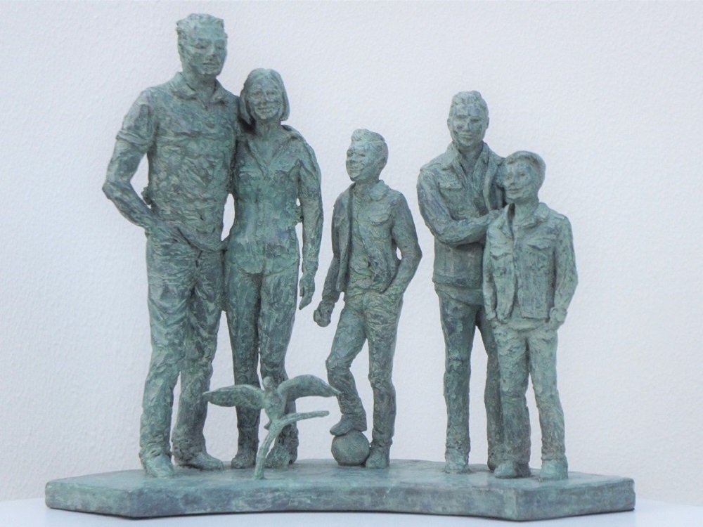 bronzen beeld gezin met 3 kinderen