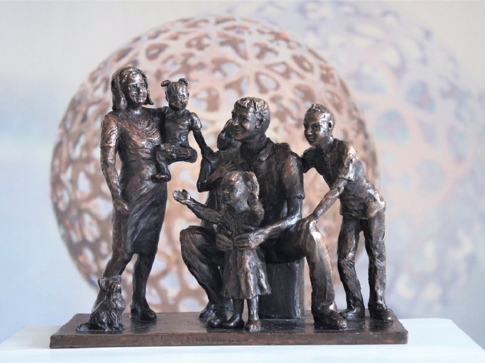 bronzen beeld gezin