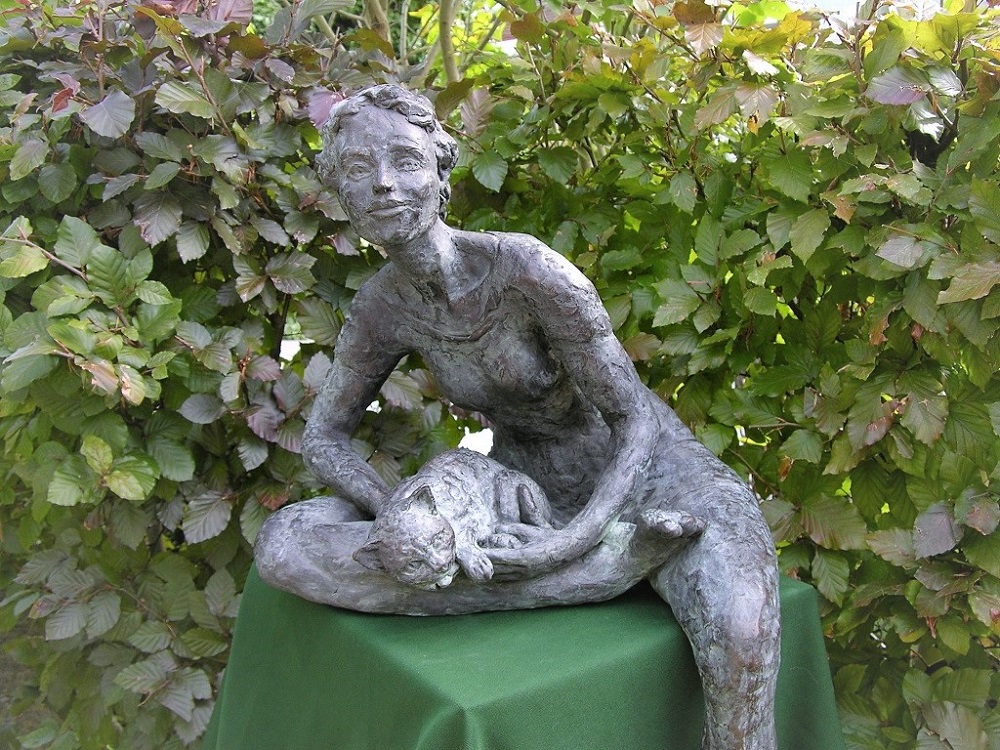 bronzen beeld jonge vrouw met kat