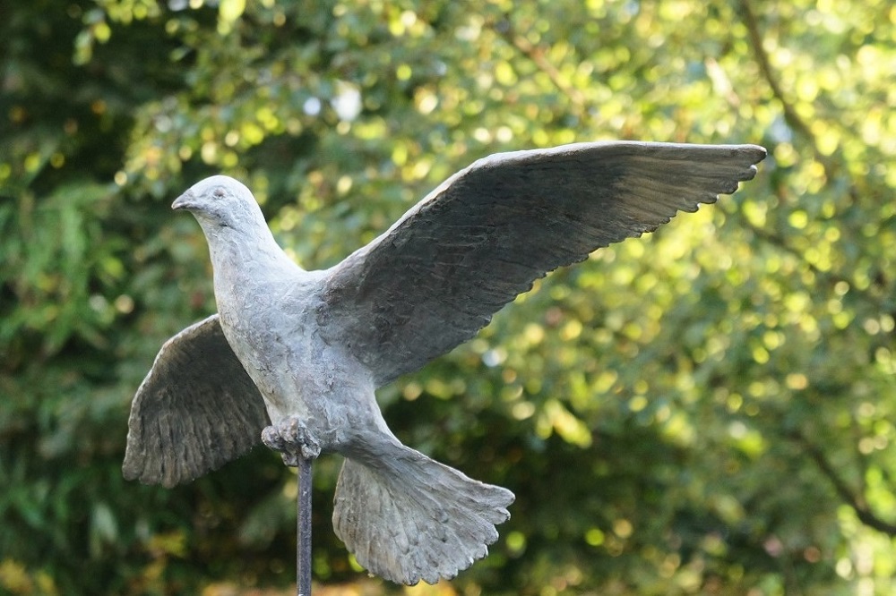 bronzen beeld duif