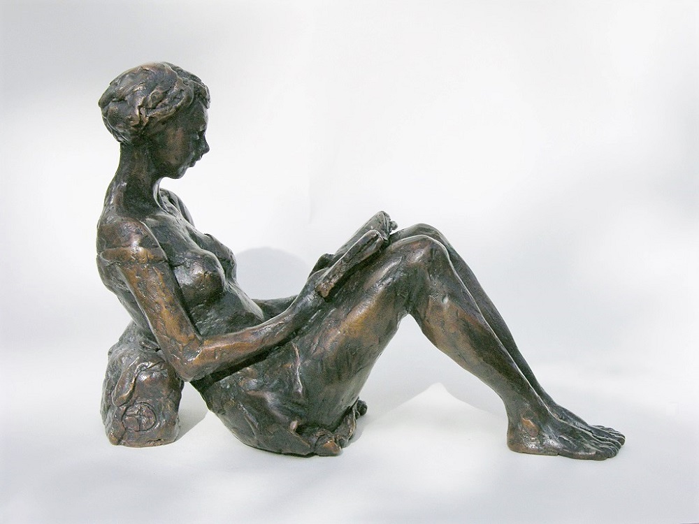bronzen beeld lezende vrouw