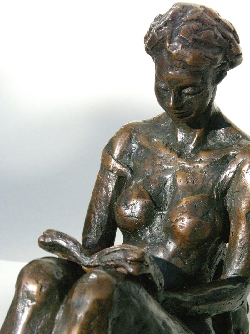 bronzen beeld lezende jonge vrouw