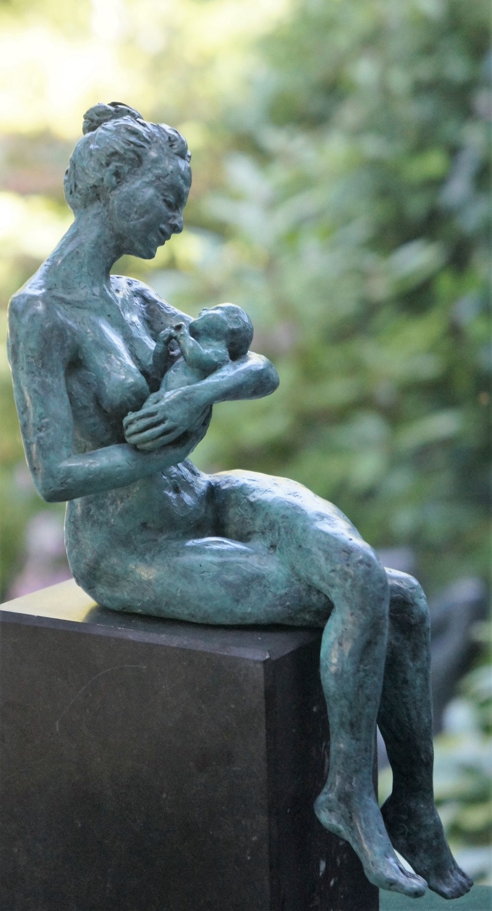 bronzen beeld moeder en kind 