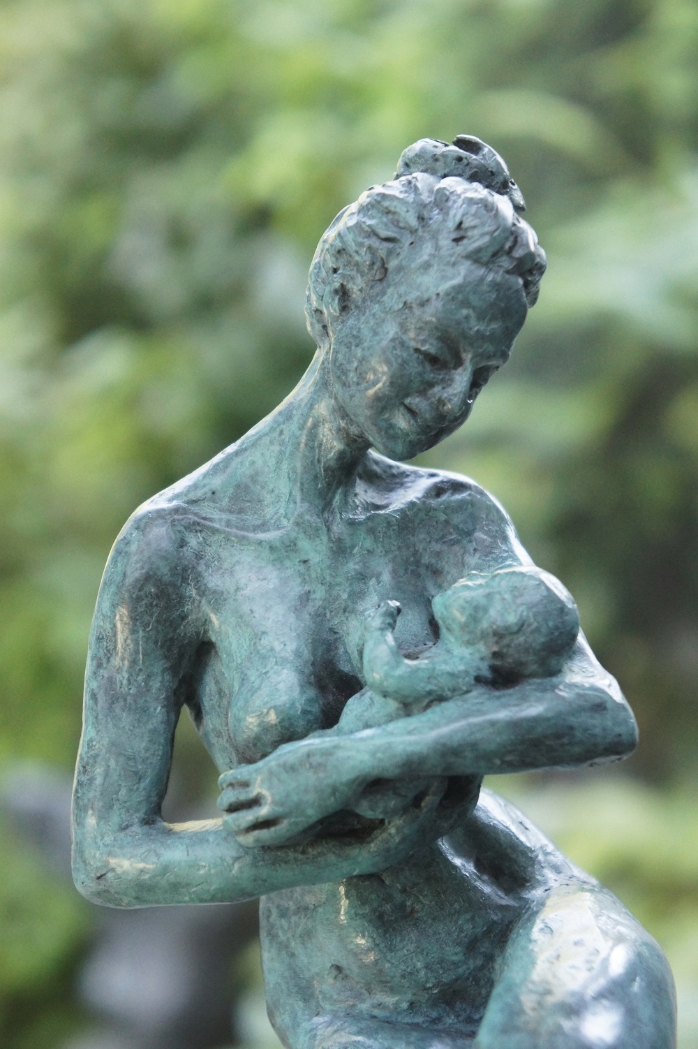bronzen beeld moeder en kind 