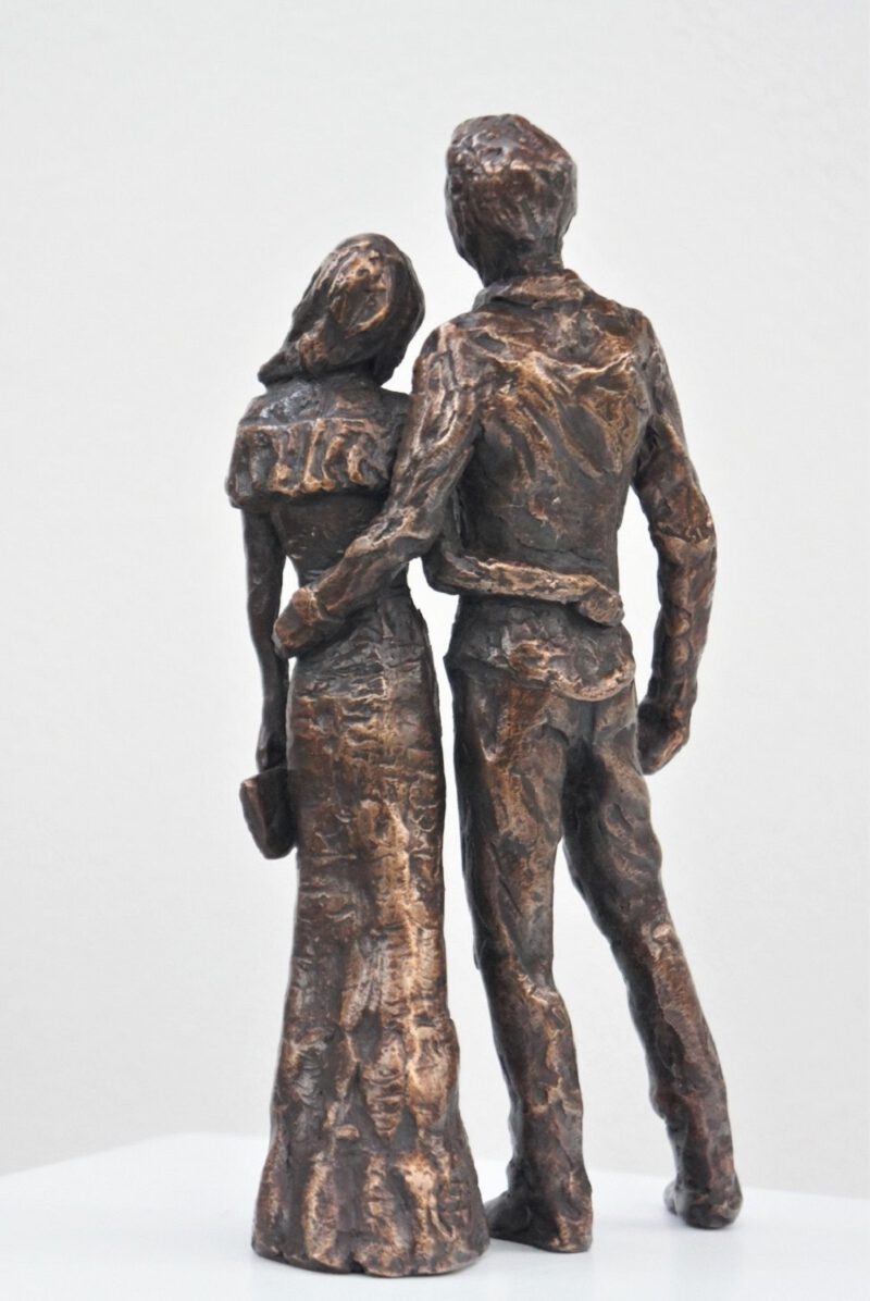 bronzen beeld verloofd stel