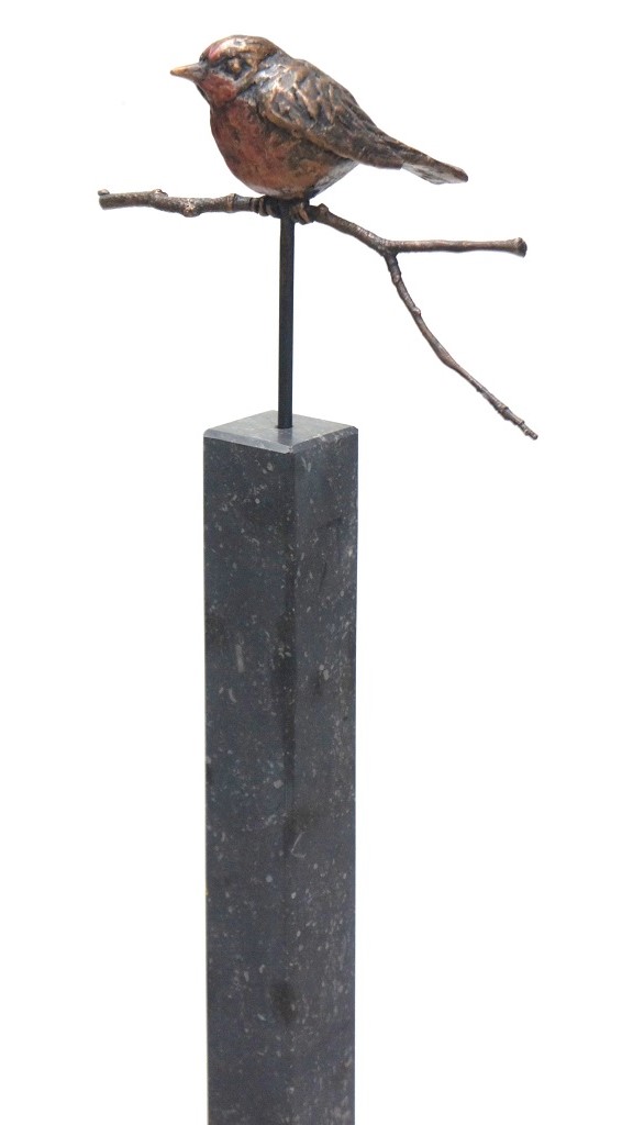 bronzen beeld roodborstje op hardstenen zuiltje
