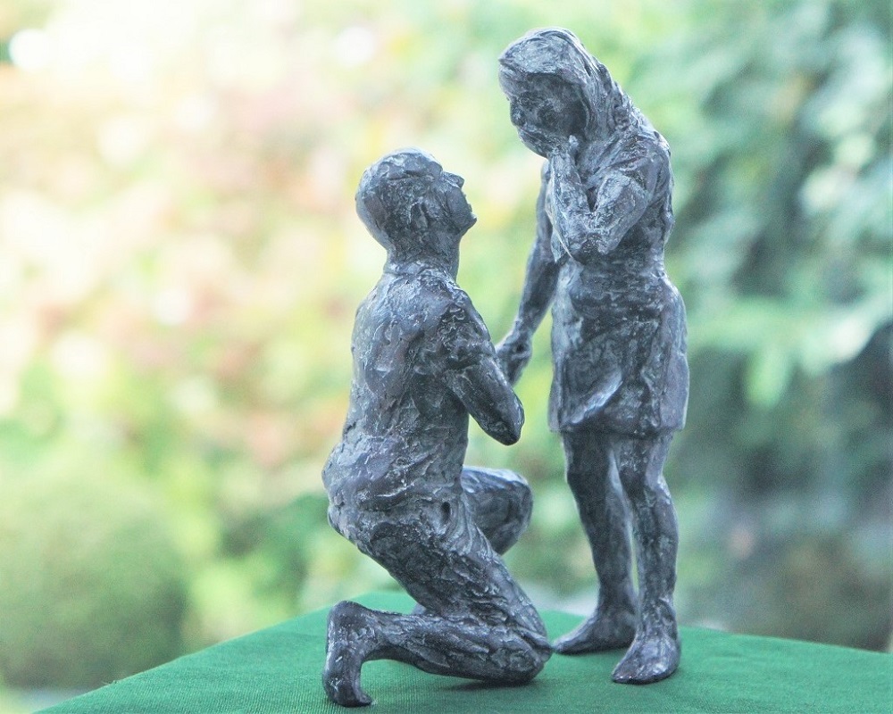 bronzen beeld huwelijksaanzoek