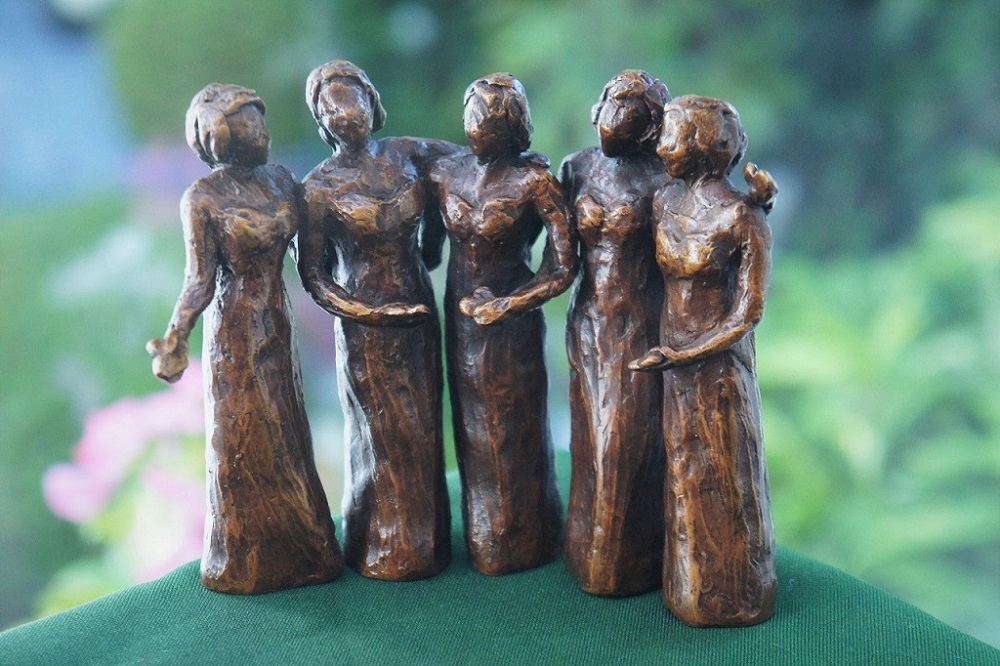 bronzen beeldje 5 zussen Diane Timmer