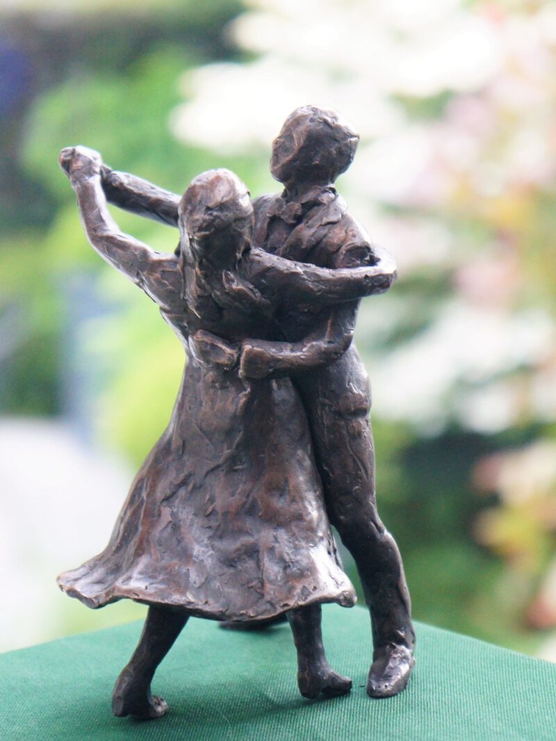 bronzen beeld dansend paar