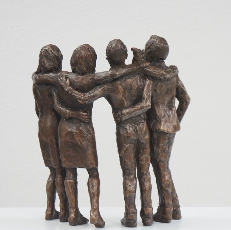 bronzen beeld van broers en zussen 
