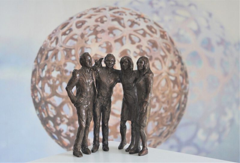 bronzen beeld broers en zussen door Diane Timmer 