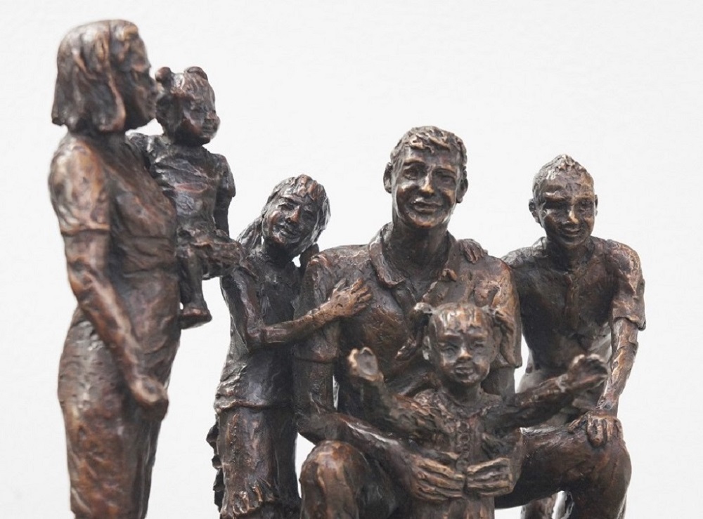 bronzen beeld van gezin