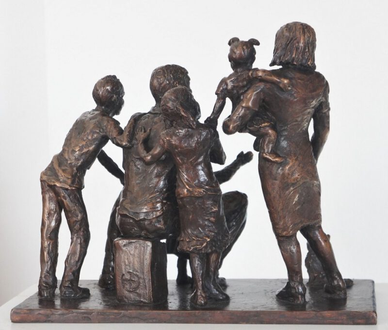 bronzen beeld van familie