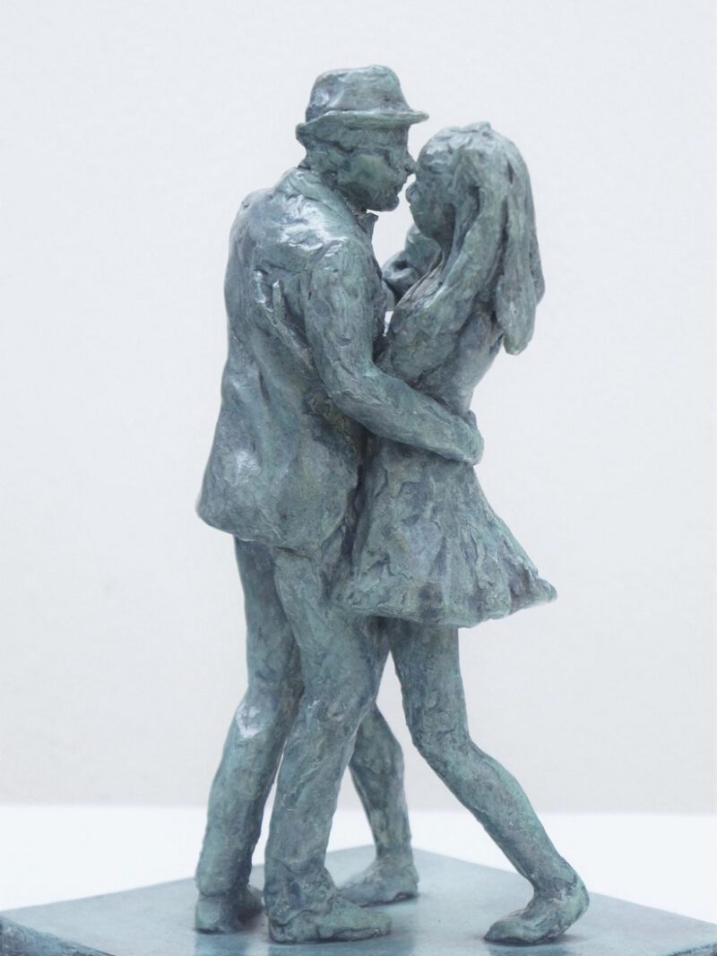 bronzen beeld dansend paar door Diane Timmer 