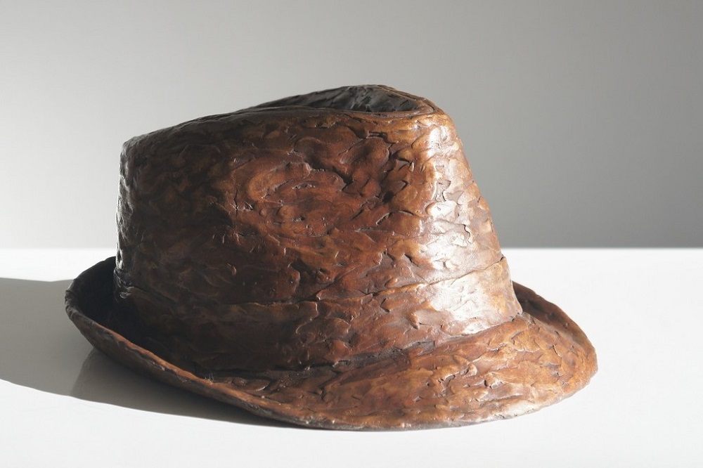 bronzen beeld hoed
