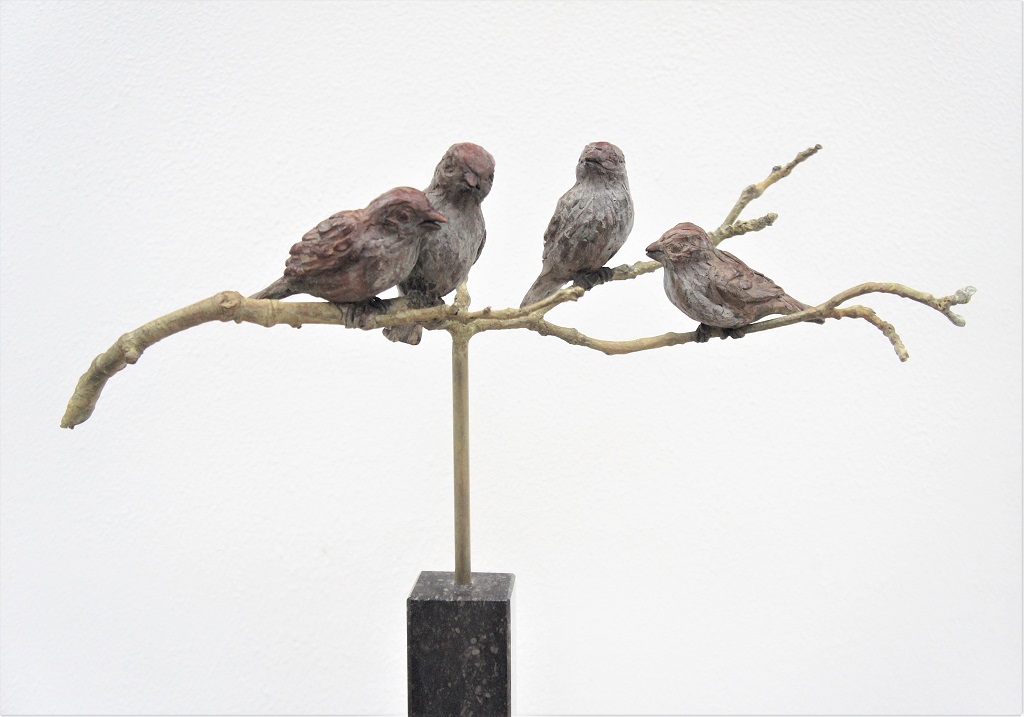 4 mussen op een tak bronzen beeld 