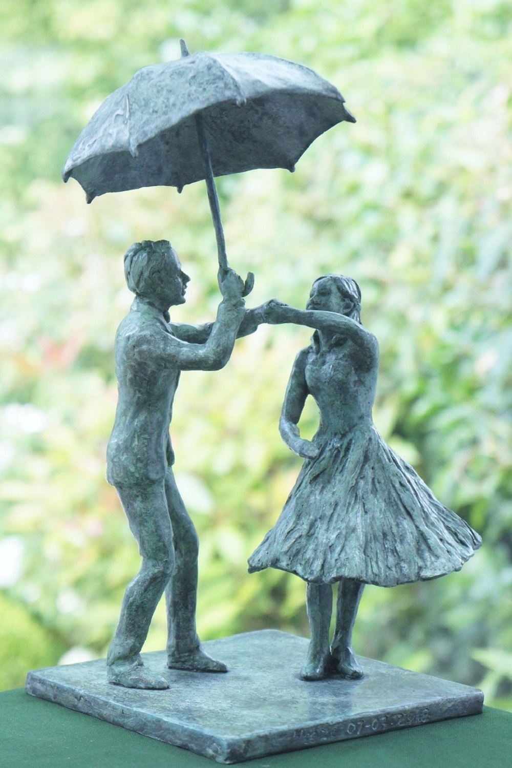 'Dancing in the rain bronzen beeld