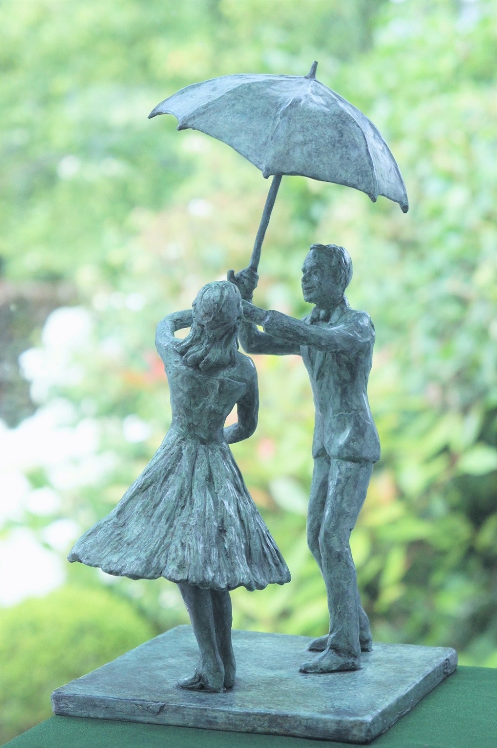 'Dancing in the rain bronzen beeld