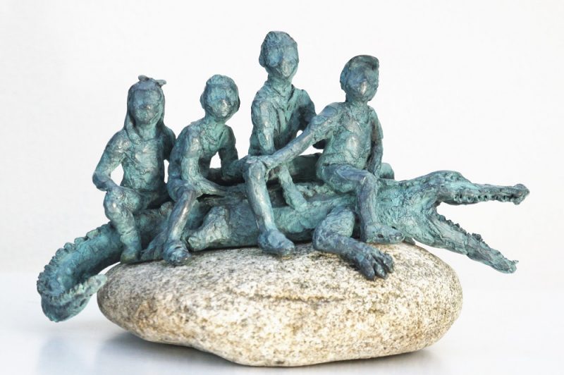 bronzen beeld kinderen op krokodil Diane Timmer