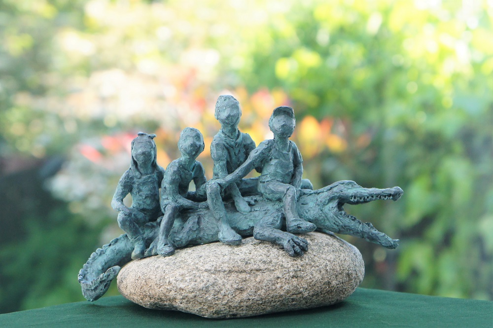 bronzen beeld kinderen op krokodil Diane Timmer