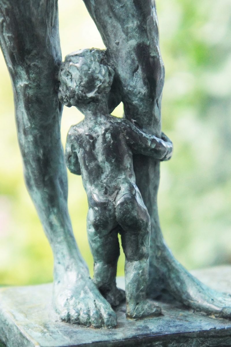 bronzen beeld moeder met peuter diane timme